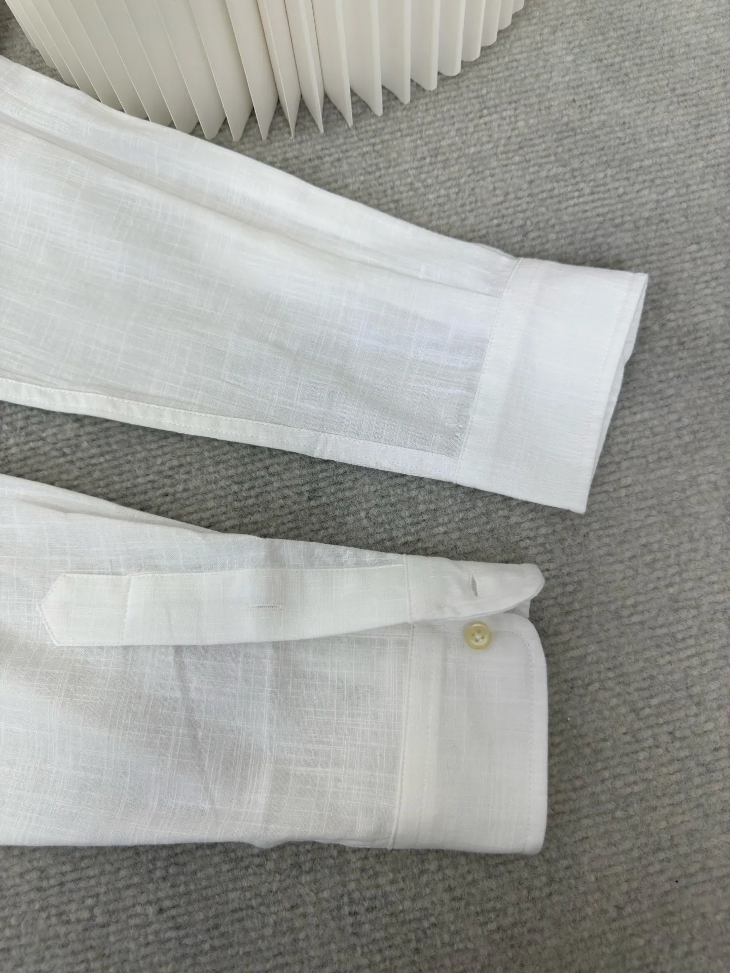 P410 Ralph Lauren embroidered linen shirt. Selected from the finest linen material and featuring iconic pony embroidery, it is simple yet highly recognizable. The clever design of the outer I-shaped pleated slit-style back yoke adds a sense of agility and elegance.  Adopting side-turning and embedded clamping stitching technology, it is smooth and tidy. The fabrics have been washed and have a better hand feel. Not easy to deform, not easy to shrink, not easy to fade, and maintain long-term beauty. Size: s m l xl